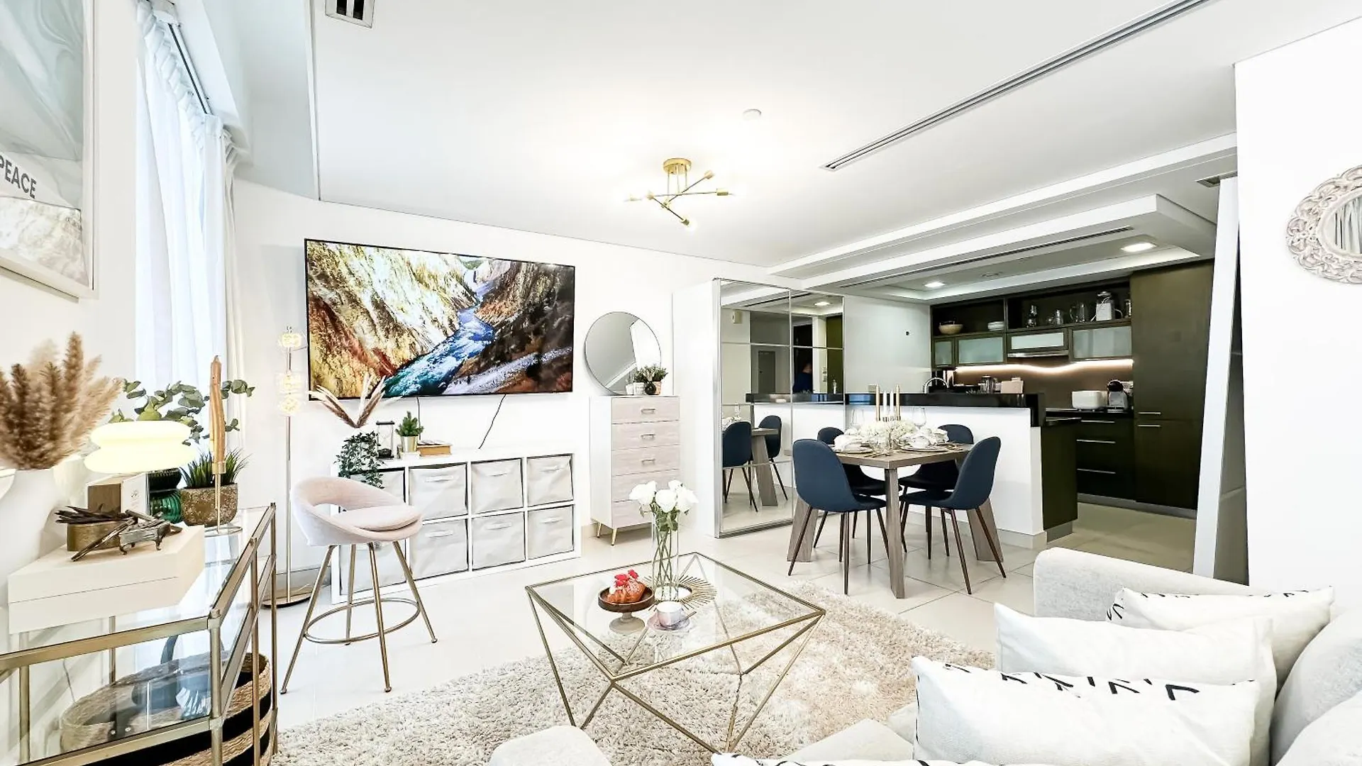 Dreamy Downtown Studio W Boulevard Access location